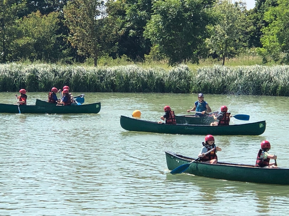 Caythorpe pupils canoeing on a lake